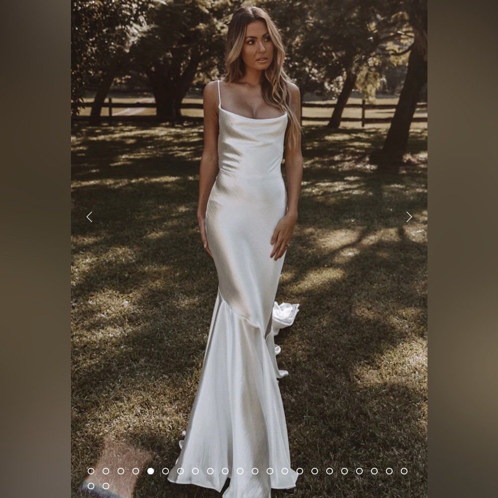 Grace Loves Lace, Aura dress, size Large, and never worn. Pearlescent fabric 😍